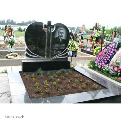 Памятник на двоих в форме сердца