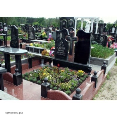 Памятник на двоих из красного и черного гранита