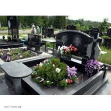Мемориальный памятник с гранитной оградой