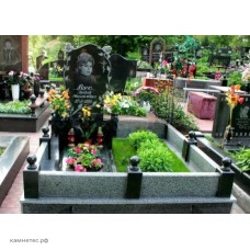 Мемориальный памятник на двоих с общей оградой Мемориальный памятник на двоих с общей оградой