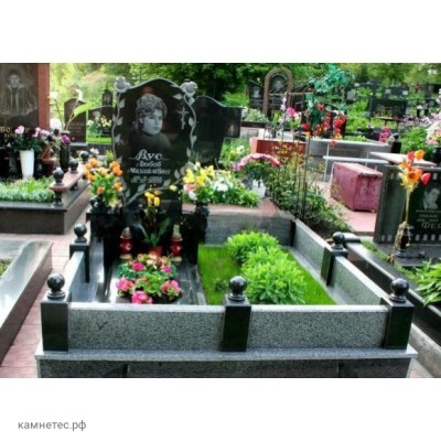 Мемориальный памятник на двоих с общей оградой