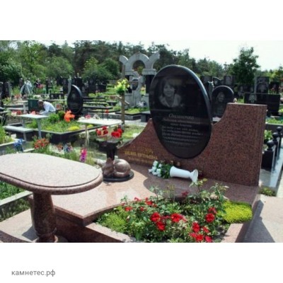 Мемориальный памятник из красного гранита