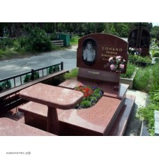 Красный ритуальный памятник на могилу Красный ритуальный памятник на могилу