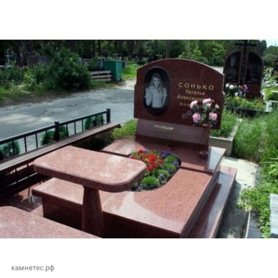 Красный ритуальный памятник на могилу