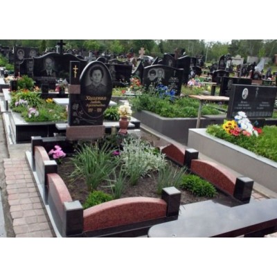 Памятник на могилу с красной оградой
