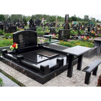 Надмогильный памятник со столом и лавкой