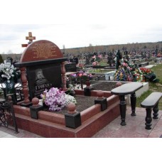 Двойной надмогильный памятник из красного камня Двойной надмогильный памятник из красного камня