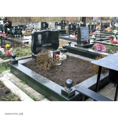 Памятник из черного гранита на двоих человек