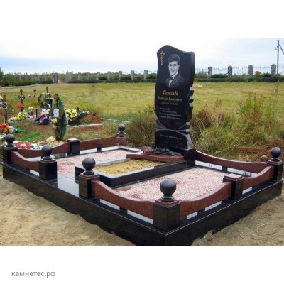 Памятник для мужчины с фигурной оградой