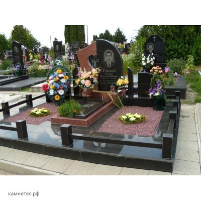 Надмогильный памятник с силуэтом сердца
