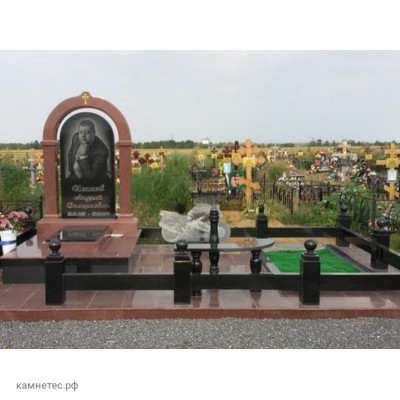 Надмогильный памятник с аркой