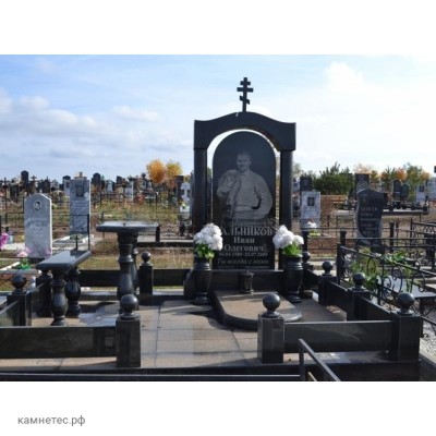 Памятник с колоннами на могилу мужчины