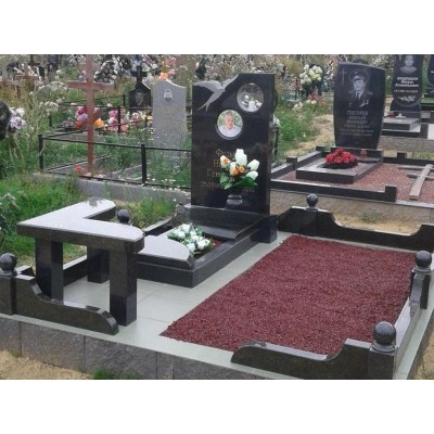 Мемориальный комплекс из черного камня