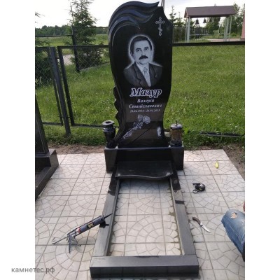 Фигурный памятник f75