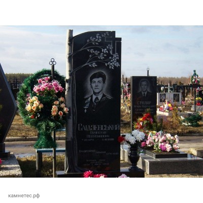 Памятник с деревьями de12