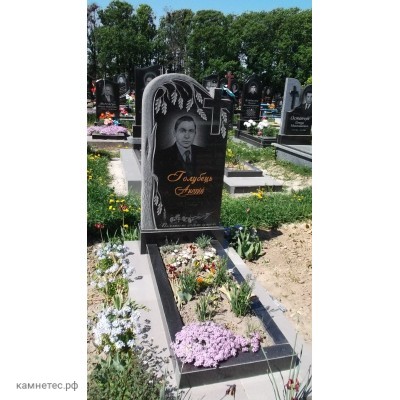 Памятник с деревьями de7