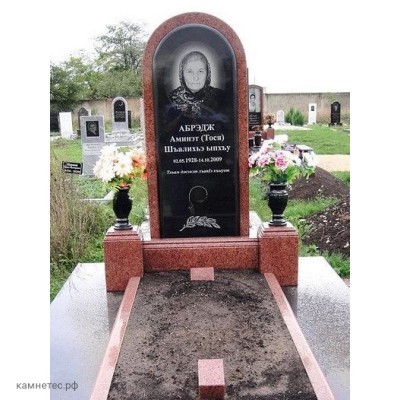 Памятник с деревьями de9