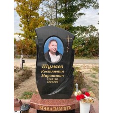 Стела с резными элементами Стела с резными элементами