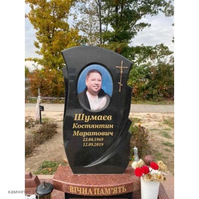 Стела с резными элементами