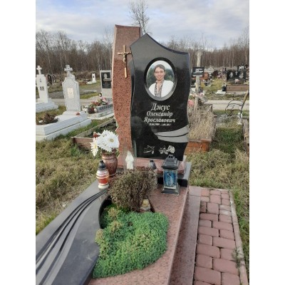 Двойная стела камень и столб