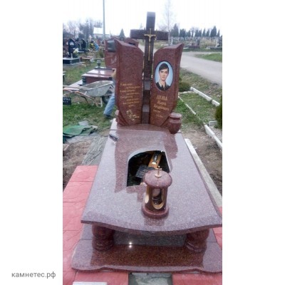 Симметричная стела в виде цветка с крестом