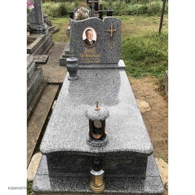 Низкая стела с волной и крестом из серого гранита