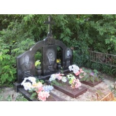 Тройной памятник с крестом под общим куполом Тройной памятник с крестом под общим куполом