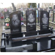 Ритуальный памятник на три могилы с общей клумбой Ритуальный памятник на три могилы с общей клумбой