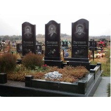 Тройной гранитный памятник со стелами в форме волны Тройной гранитный памятник со стелами в форме волны