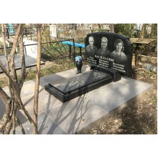 Тройной семейный памятник из гранита с закрытой гробницей Тройной семейный памятник из гранита с закрытой гробницей