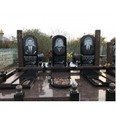 Оригинальный тройной памятник с общей оградой Оригинальный тройной памятник с общей оградой