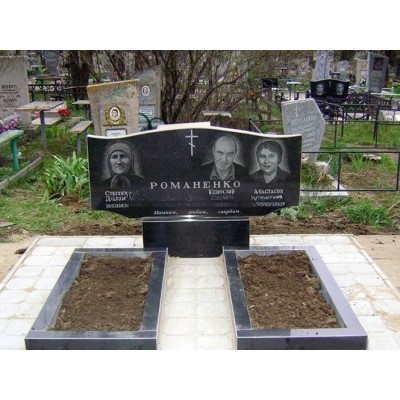 Тройной надгробный памятник из черного гранита