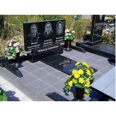 Прямоугольный памятник на три человека из черного гранита Прямоугольный памятник на три человека из черного гранита