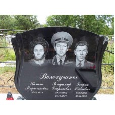 Фигурный тройной памятник из черного гранита Фигурный тройной памятник из черного гранита
