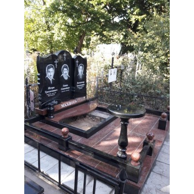 Тройной памятник из натурального гранита