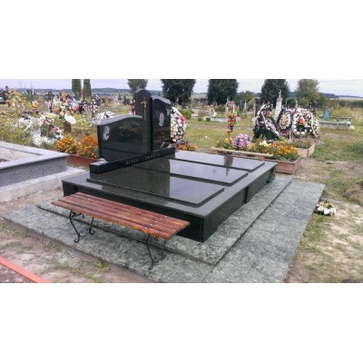 Тройной памятник из черного гранита