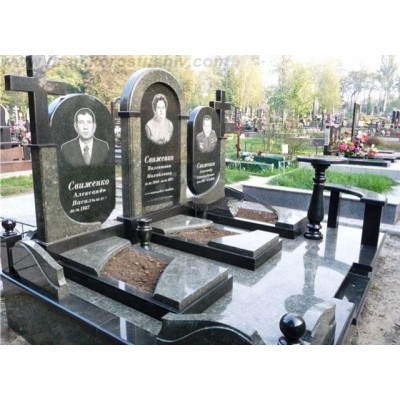 Памятник на троих человек из зеленого гранита
