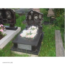 Черный гранитный памятник на могилу младенца Черный гранитный памятник на могилу младенца