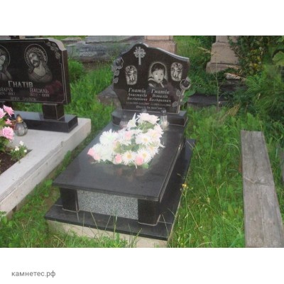 Черный гранитный памятник на могилу младенца