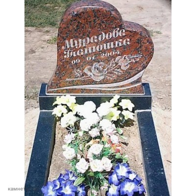 Памятник из черного и красного гранита на могилу младенца