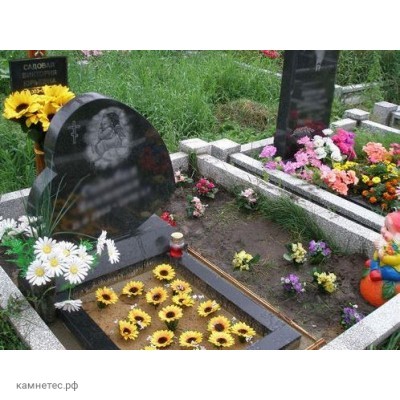 Гранитный памятник с открытым цветником для новорожденного
