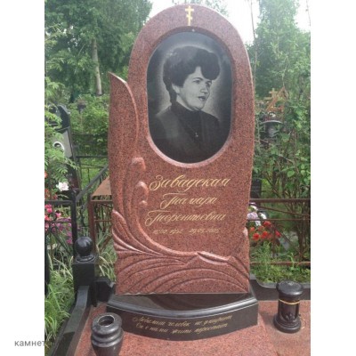 Памятник красного цвета для бабушки