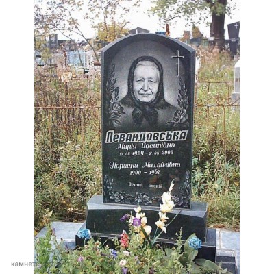 Недорогой памятник с цветником для бабушки