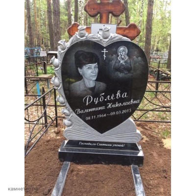 Резной памятник с цветами для бабушки