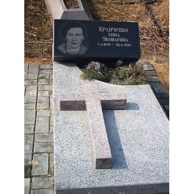 Бюджетный памятник с гранитным крестом