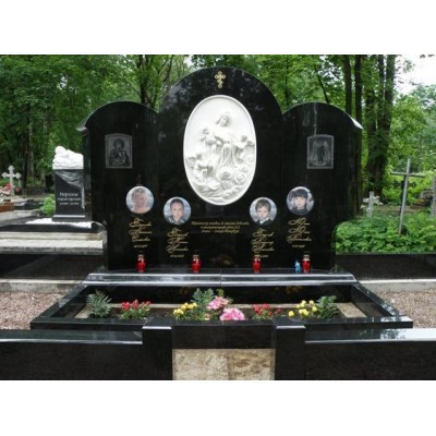 Элитный черный памятник на четверых