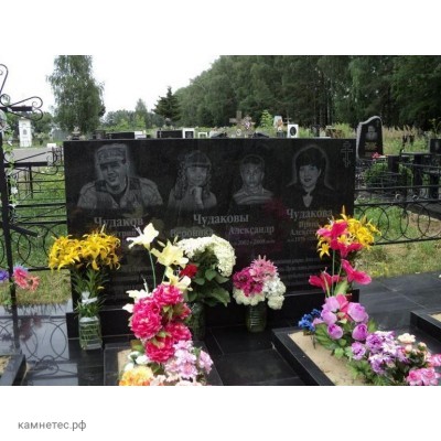 Черный прямоугольный памятник на четверых