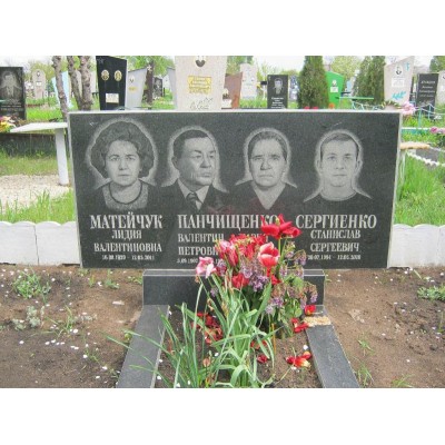 Прямоугольный надгробный памятник для четверых