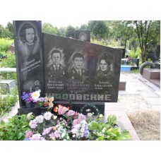 Черный надгробный памятник на могилу четверых Черный надгробный памятник на могилу четверых