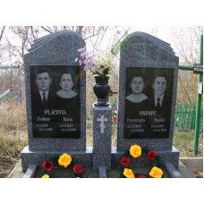 Серый надгробный памятник на могилу четверых Серый надгробный памятник на могилу четверых